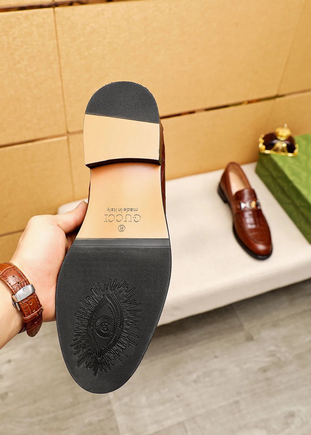 Men's shoes 💰442 💐 Product trademark: GUCCI "Gucci" casual leather shoes Regular size: 38-44 (45.46🉑️customized) Product materials: Selected imported first-layer calfskin embossed upper + luxury hardware buckle, imported water-dyed cow leather lining. Strong three-dimensional visual effect, combined outsole Color: 2⃣️colors available